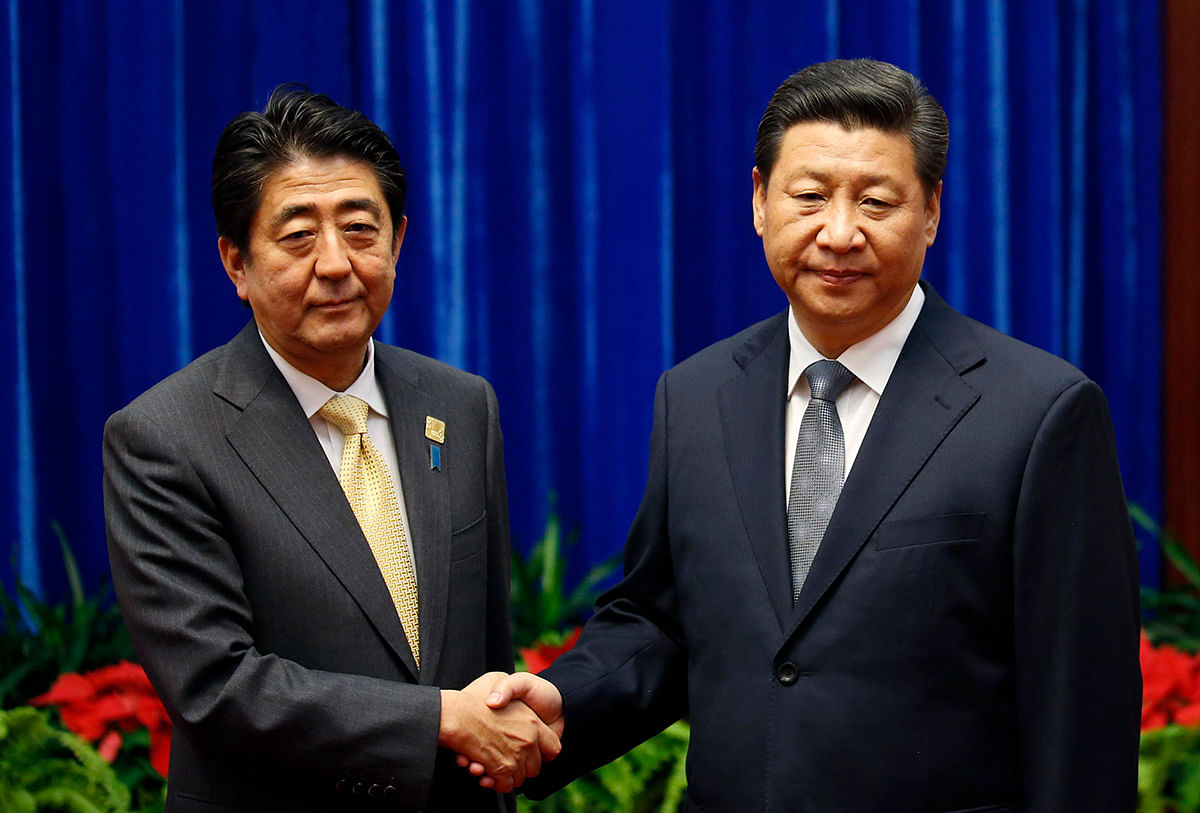 China's President Xi Jinping (R) shakes hands with Japan's Prime Minister Shinzo Abe during their meeting at the Great Hall of the People, on the sidelines of the Asia Pacific Economic Cooperation (APEC) meetings, in Beijing November 10, 2014. Photo: Reuters