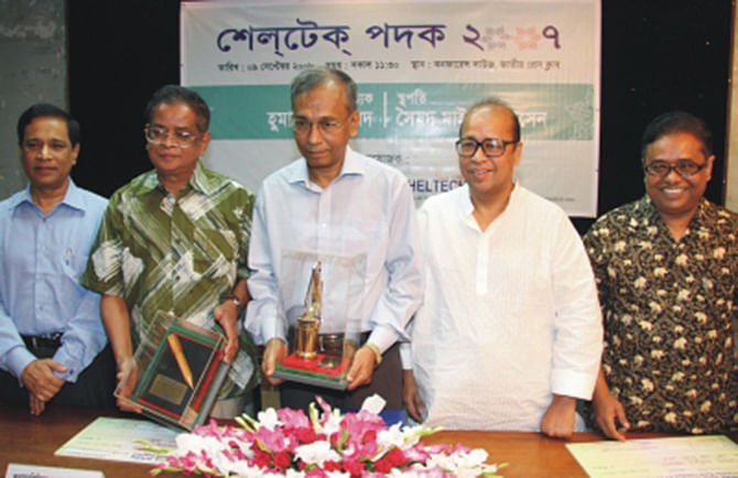In this Star file photo taken September 9, 2008, architect Syed Mainul Hossain, 3rd from left, pose with the guests at the Sheltech award giving ceremony at the Jatiya Press Club in Dhaka.  On his right are late litterateur Humayun Ahmed and Faridur Reza Sagar, 2nd from left, and Kutubuddin Ahmed and on their right is Taufique M Seraj.