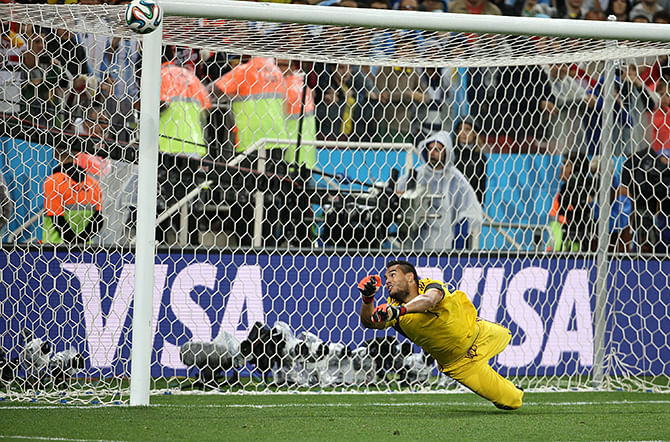 Goalkeeper of Argentina Sergio Romero stops the penalty kick by Wesley Sneijder of the Netherlands in the penalty shootout during the 2014 FIFA World Cup Brazil Semi Final match between Netherlands and Argentina at Arena de Sao Paulo on July 9, 2014 in Sao Paulo, Brazil. Photo: Getty Images
