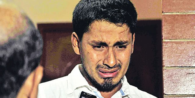 Ashraful breaks down in tears while talking to journalists at his Banashree residence. STAR file photo