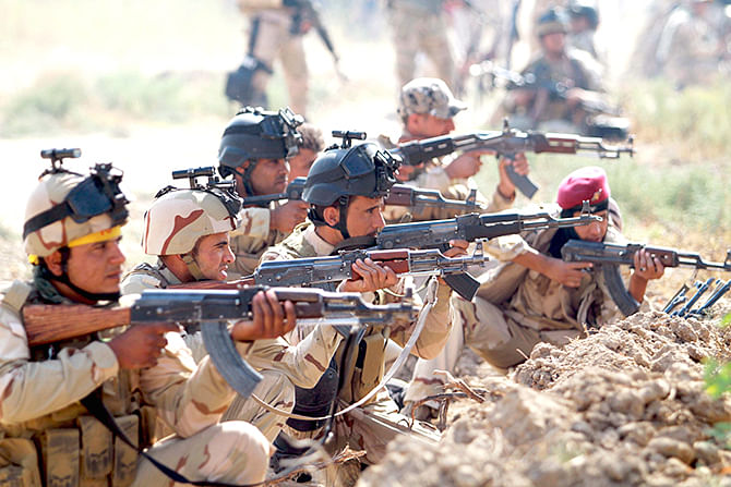 Iraqi Army personnel take part during an intensive security deployment against Islamic State militants in Jurf al-Sakhar October 27, 2014. Photo: Reuters