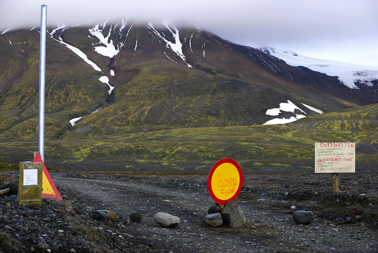 Warning signs block the road to Bardarbunga volcano, some 20 kilometres (12.5 miles) away, in the north-west region of the Vatnajokull glacier August 19, 2014. Photo: Reuters