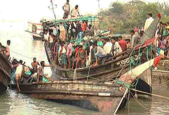 Locals carry out salvage operation after a launch capsized in Payra River in Barguna killing at least five people today. Another five people remained missing. Photo: Star