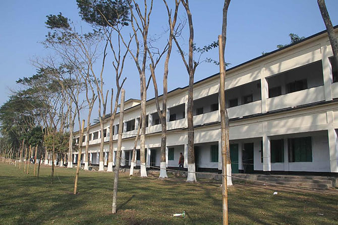Gournadi Pilot Secondary School Poling Centre at Gournadi upazila of Barisal where a hartal has been enforced by BNP as the party’s candidates boycotted the upazila election citing ‘vote rigging’ there on Wednesday. Photo: Star
