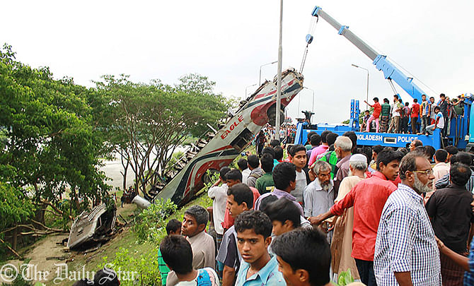 A police wrecker truck drags out the crushed Eagle Paribahan bus from a roadside ditch beside Dhaka-Barisal Highway in Ujirpur upazila of Barisal on Sunday morning. Photo: Star