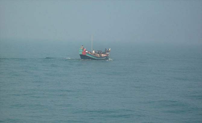 A boat is seen on the Bay of Bengal. Photo taken from Wikimedia Commons.