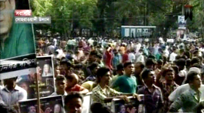 Leaders and activists of Bangladesh Chhatra League throng the rally venue at Suhrawardi Uddyan Sunday afternoon. Photo: TV grab