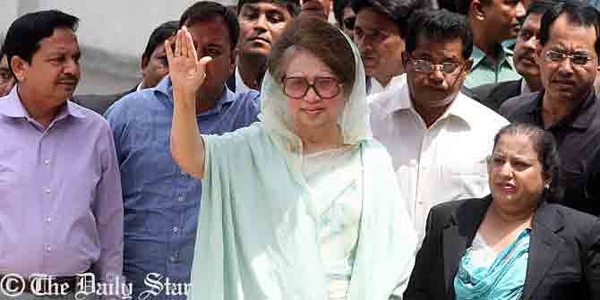 BNP Chairperson Khaleda Zia waves hand to her supporters when reached at a court premises in Dhaka around 1:05pm Wednesday in connection with Zia Orphanage and Zia Charitable Trust graft cases. Photo: Palash Khan