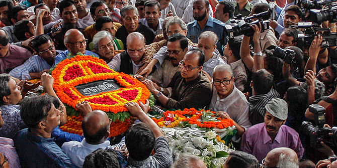 People from all walks of life pay tributes to the language movement hero Abdul Matin, popularly known as Bhasha Matin at Central Shaheed Minar in Dhaka on Thursday. He dies Wednesday morning at the age of 88. Photo: Rashed Shumon