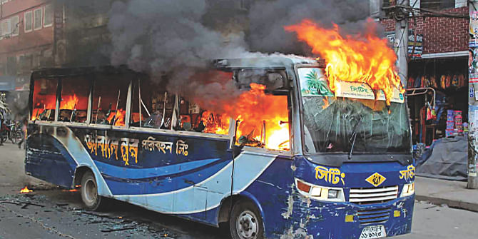 A bus burns on Rokeya Sarani at Sheorapara in Dhaka on January 11 after alleged supporters of the BNP-led 20-party alliance's nationwide indefinite blockade set it on fire. Photo: Collected