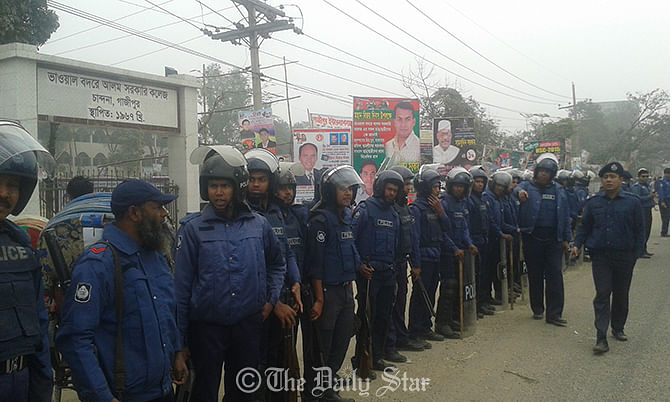 Policemen have been deployed in front of Bhawal Badr-E-Alam Govt. College ahead of BNP rally tomorrow. Photo: Star