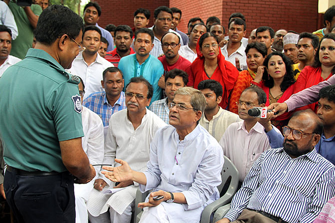 BNP acting secretary general Mirza Fakhrul Islam Alamgir talks to a police official at the Institute of Engineers, Bangladesh (IEB) in the capital on Thursday as he learns that permission for a meeting called by the party at the IEB auditorium was cancelled. Photo: Star