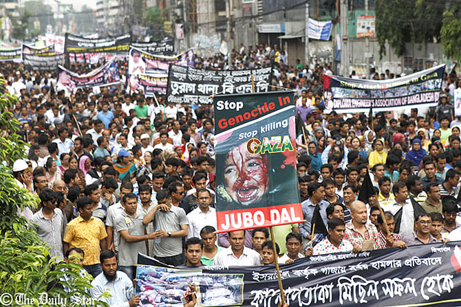 Leaders and activists of 20-party brings out a procession in Dhaka on Saturday protestng attacks on Gaza. Photo: Amran Hossain