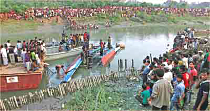 Rescuers continue their search for victims after an engine-run boat capsized in the river Karnaphuli in Boalkhali upazila, Chittagong on January 5, 2012. Photo: STAR