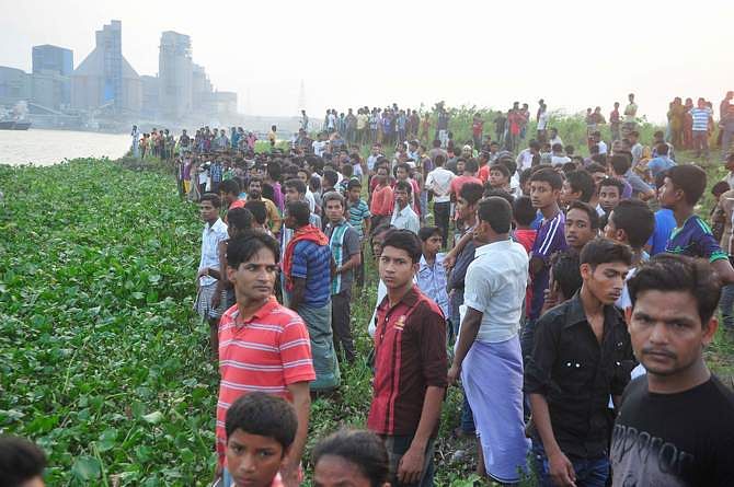 In this April 30 photo, local people crowd on the bank of the Shitalakkhya river to see recovery of the bodies including Narayanganj City Corporation panel mayor Nazrul Islam. 