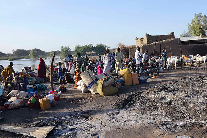 People prepare to flee the village of Ngouboua hours after an attack by Boko Haram militants, February 13, 2015. Photo: Reuters