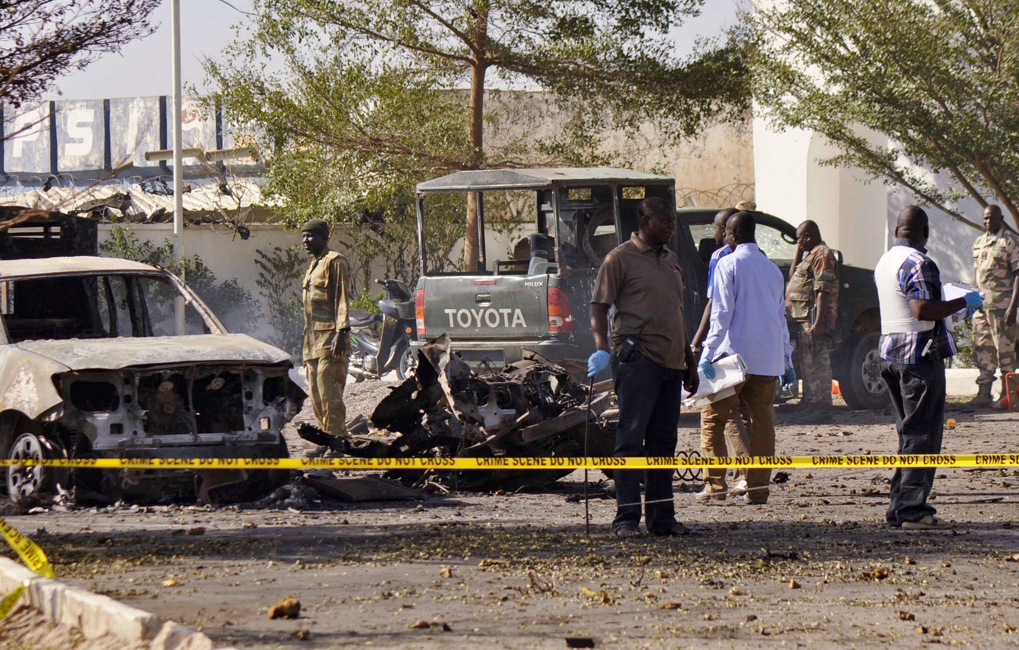 Bomb detection experts and members of the military stand at the scene of an explosion at a police station in Kano November 15. Photo: Reuters 