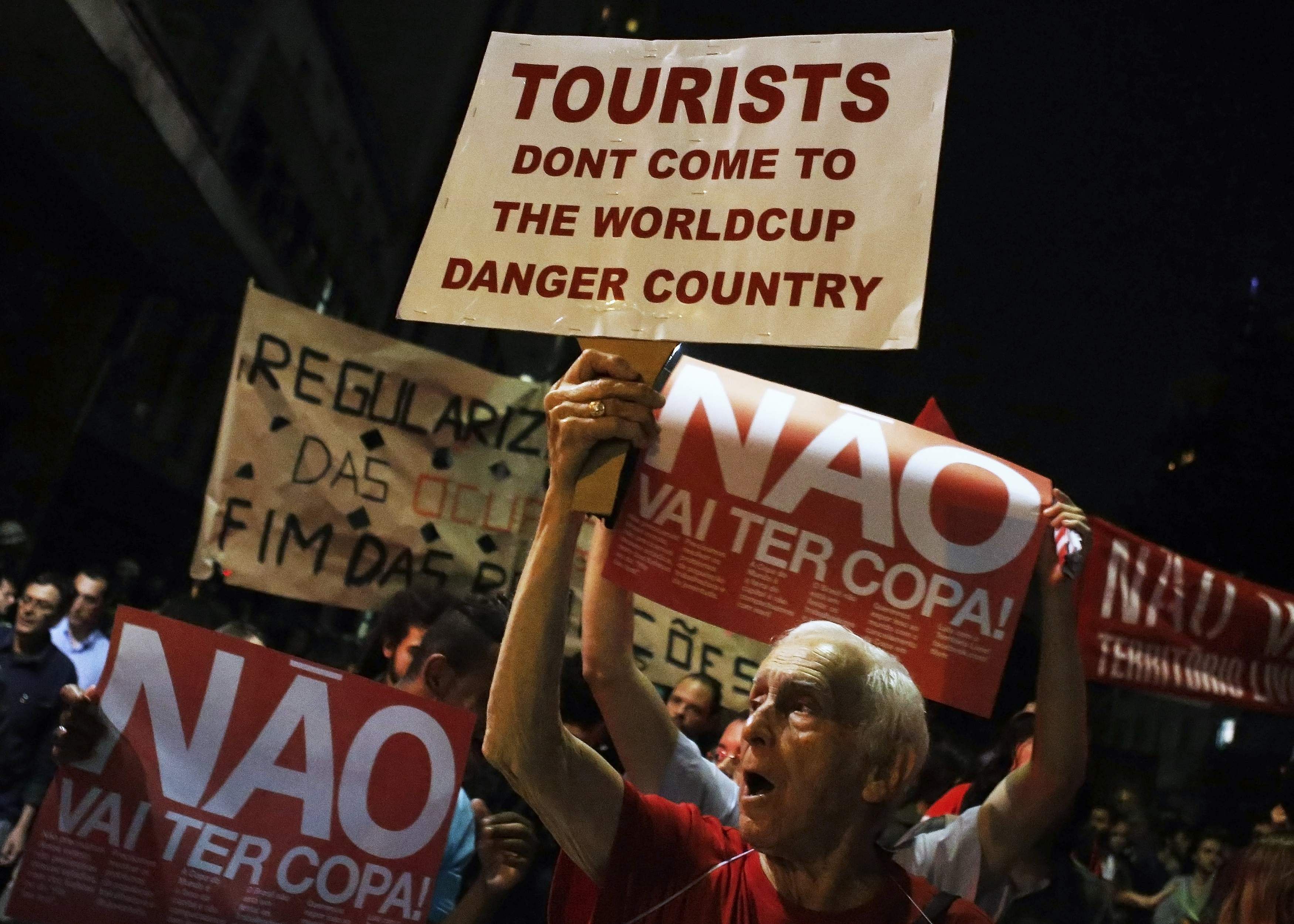 Demonstrators shout slogans during a protest against the 2014 World Cup, in Sao Paulo May 15, 2014. Photo: Reuters