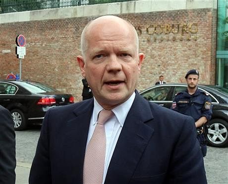 British Foreign Secretary William Hague informs the media in front of Hotel Palais Coburg where closed-door nuclear talks take place in Vienna, Austria, Sunday, July 13, 2014. Photo: AP