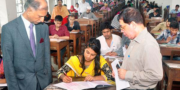 This undated file photo shows Dhaka University Vice Chancellor Prof AAMS Arefin Siddique and Social Sciences faculty dean Farid Uddin Ahmad visiting exam hall during Dhaka University admission test. 