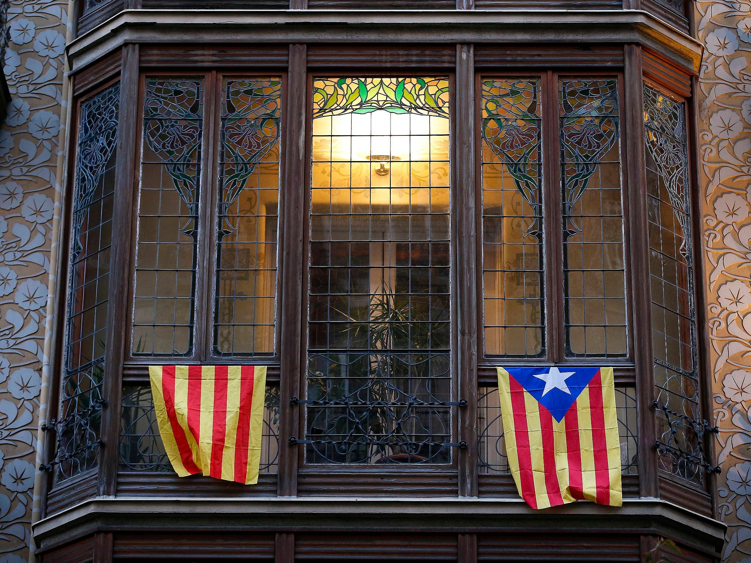 A pro-Catalan independence flag (R) known as the "Estelada" hangs from a balcony in central Barcelona as Catalonia participates in a symbolic independence vote November 9. Photo: Reuters