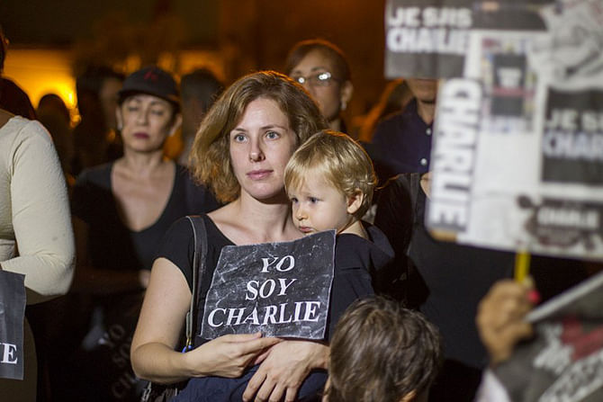 A woman holds a sign reading 'Yo soy Charlie' (I am Charlie) in support of the victims of the terrorist attack at the French magazine Charlie Hebdo, on January 8, 2015 in front of the Duarte park in Santo Domingo City. Photo: AFP