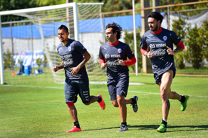 Chile's midfielder Arturo Vidal (L) , Chile's midfielder Jorge Valvidia (C) and Chile's forward Mauricio Pinilla (R) warm up during a training session at Toca da Raposa in Belo Horizonte, on June 24, 2014, during the 2014 FIFA World Cup. Photo: Getty Images
