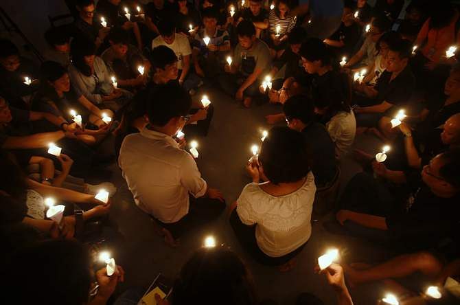 People hold candles during a candlelight vigil to commemorate the 25th anniversary of the June 4 Tiananmen Square incident, in Kuala Lumpur June 4, 2014. Photo: Reuters 