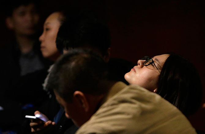 Family members of passengers aboard Malaysia Airlines flight MH370 wait for news from Malaysia Airlines at a hotel in Beijing, March 11, 2014. Photo: Reuters
