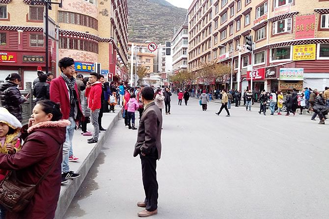 Residents stand on a street as they stay away from buildings after an earthquake hit Kangding county, Sichuan province November 22, 2014. Photo: Reuters