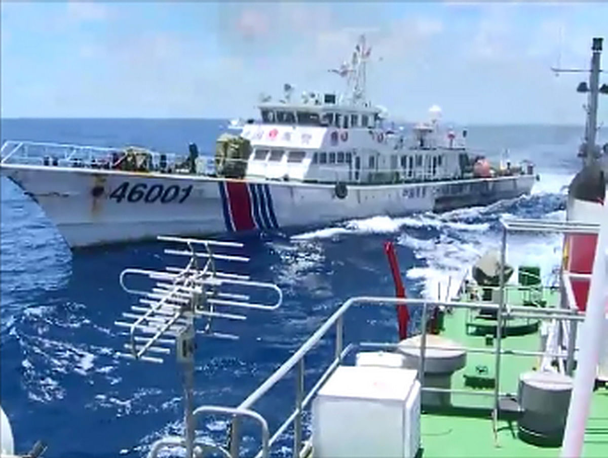 This video grab image taken on June 1, 2014 from Vietnam Coast Guard ship 2016 and released on June 5, 2014 shows the Chinese Coast Guard ship 46001 (L) chasing a Vietnamese vessel near to the site of the Chinese oil rig in the disputed waters in the South China Sea, off Vietnam's central coast. Photo: Getty Images
