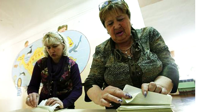 Election commission officials count ballots ahead a referendum at the polling station in the Crimean town of Simferopol March 15, 2014. Photo: Reuters