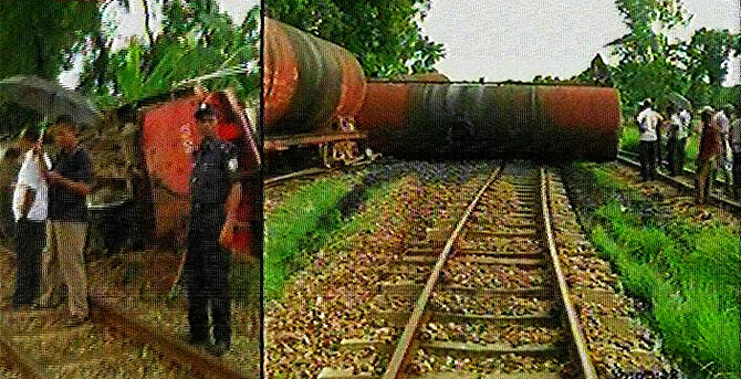 Derailed wagons are lying scattered on the rail tracks at Faujdarhat in Chittagong suspending the train service with the rest parts of the country since Wednesday morning. Photo: TV grab