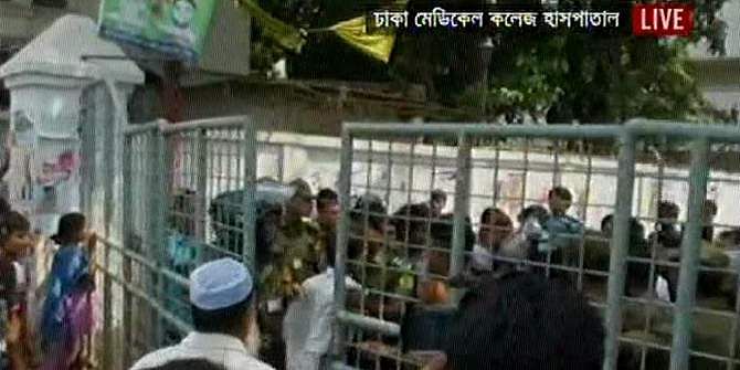 Intern doctors shut the entrance of emergency department of the Dhaka Medical College and Hospital today following a scuffle with Dhaka University students. Photo: TV grab
