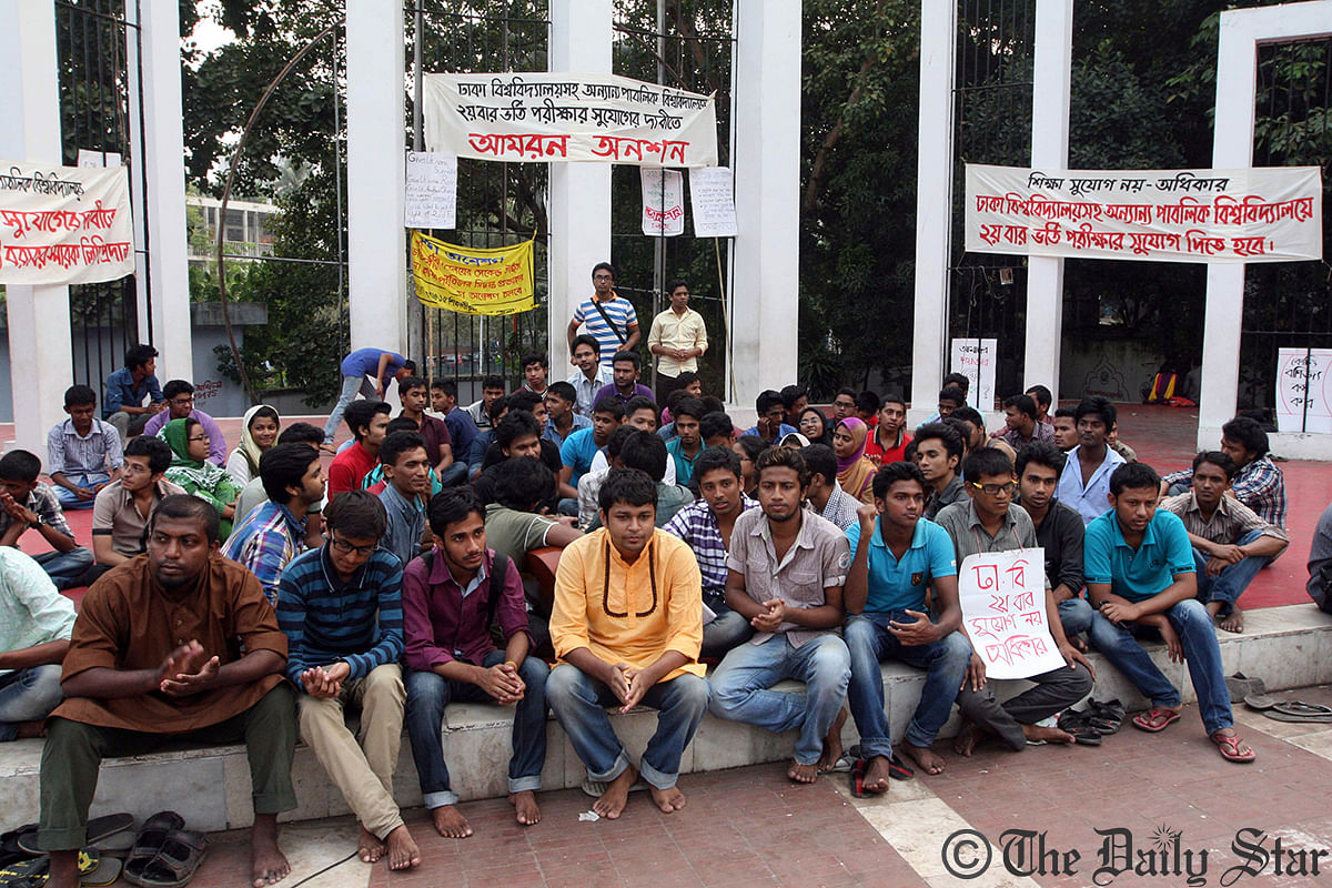 Protesters begin indefinite hunger strike at Central Shaheed Minar on Wednesday demanding withdrawal of the new rules that bars candidates a second try at Dhaka University’s entrance tests. Photo: STAR