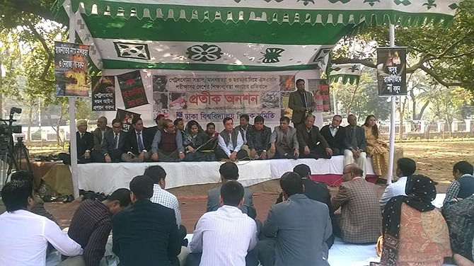 Dhaka University teachers hold a token hunger strike at the campus Monday. Photo taken from Syed Mahfujul Haque Marjan’s facebook account.
