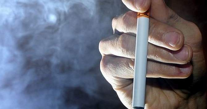 Scientists are divided on the issue of e-cigarettes. The photo is taken from BBC website.