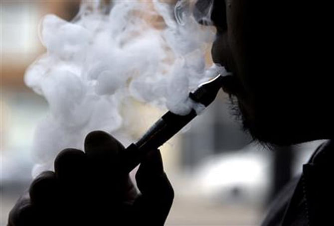 In this April 23, 2014, file photo, an electronic cigarette is demonstrated in Chicago. In a surprising new policy statement, the American Heart Association backs electronic cigarettes as a last resort to help smokers quit.Photo: AP