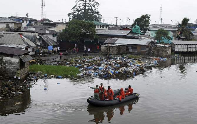 Liberian security forces patrol the waters around the Ebola quarantine area of West Point to stop residents crossing to the city centre of Monrovia August 24, 2014. Photo: Reuters
