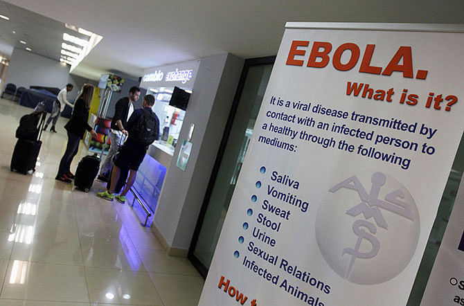 A sign explaining the symptoms of Ebola stands inside a hall for arriving passengers at the international airport in Guatemala City October 13, 2014. Guatemala has stepped up caution and security measures at the airport to prevent an Ebola outbreak, according to local media. Photo: Reuters