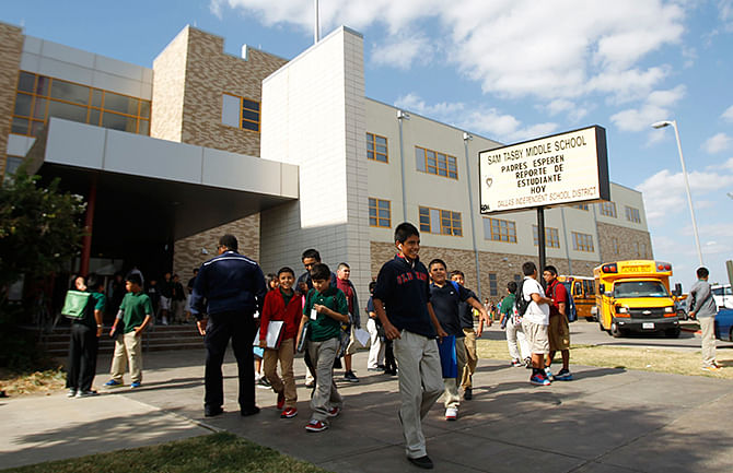 Students leave Tasby Middle School, where a fellow classmate who was in contact with a man diagnosed with the Ebola virus had been removed from school in Dallas, Texas October 1, 2014. Photo: Reuters