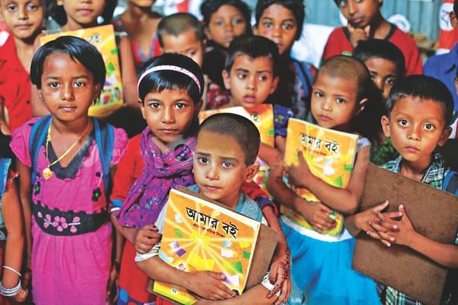 The star file photo shows the primary school students who gets new books.