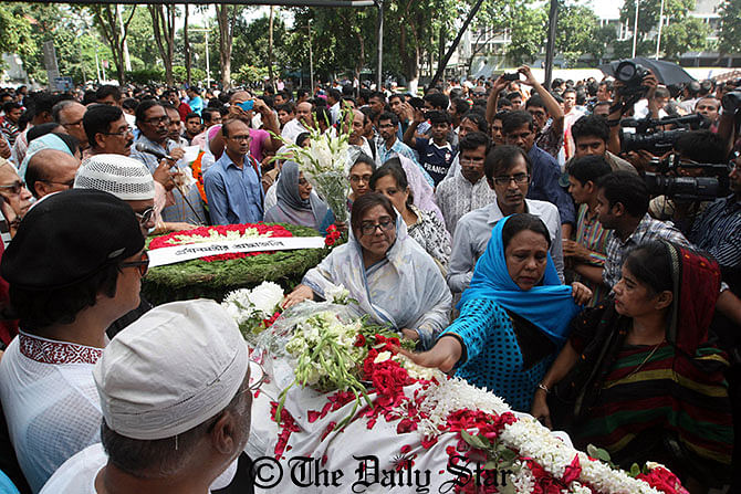 People pay their last tribute to Nazrul Sangeet maestro Feroza Begum at central Shaheed Minar in Dhaka Wednesday afternoon. She dies at a hospital of the city Tuesday night. Photo: Palash Khan