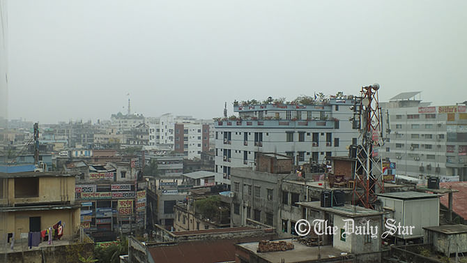 Fog as seen in Farmgate area of Dhaka around noon on Sunday, January 18, 2015. Photo: Sujit Sarker