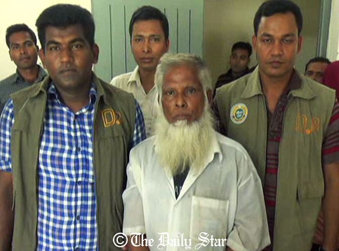 Detectives arrest a war crimes suspect, Md Forkan Mallik (c) in Barisal town on Wednesday morning. Photo: Star