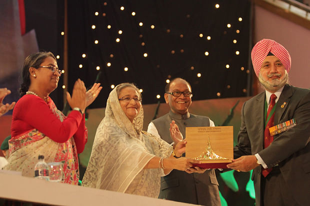 This Star photo taken on March 23, 2013 shows Prime Minister Sheikh Hasina presenting ‘Friends of Liberation War Honour’ award to a foreign friend in a ceremony at the capital’s Bangabandhu International Conference Centre in the city.