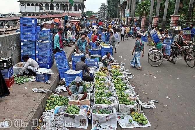Fruit whole sellers in the capital witness a very few customers in the wake anti-formalin drive by law enforcers yesterday. Photo: Star