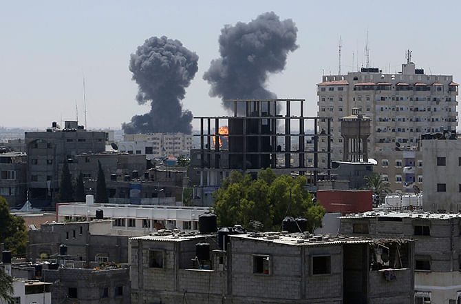 Smoke and flames are seen following what witnesses said were Israeli air strikes in Rafah in the southern Gaza Strip August 1, 2014. Photo: Reuters