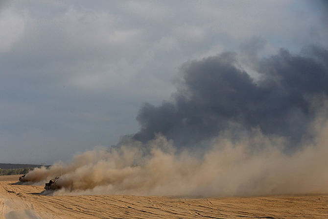 Israeli armoured personnel carriers (APCs) drive outside the central Gaza Strip July 31, 2014. Photo: Reuters