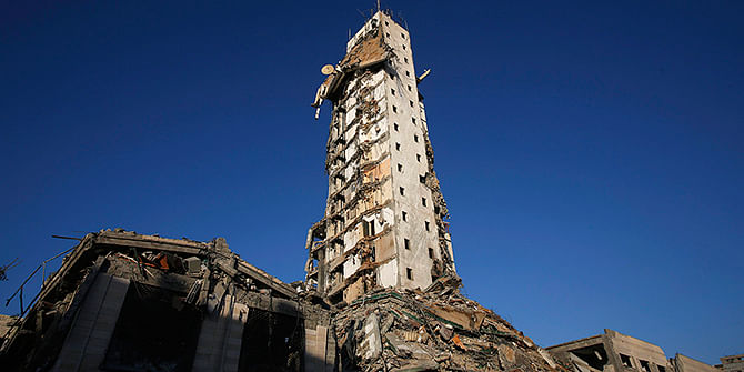 The remains of one of Gaza's tallest apartment towers, which witnesses said was hit by an Israeli air strike that destroyed much of it, are seen in Gaza City August 26, 2014. Photo: Reuters